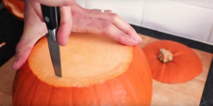 Bagaimana untuk memotong labu untuk Halloween dengan tangannya sendiri: Potong daging
