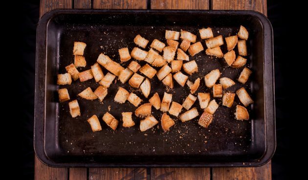 Cara membuat fondue keju: keringkan roti Anda di dalam oven