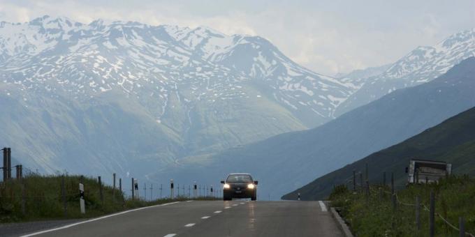 Jalan melalui lulus Oberalp di Swiss