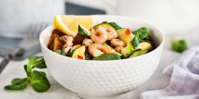 Salad dengan udang, zucchini, dan tomat