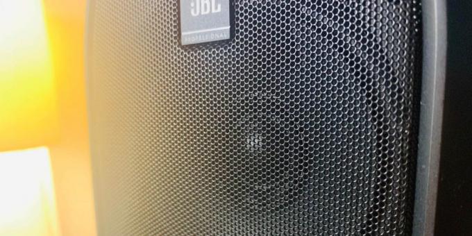 Pengeras suara JBL One Series 104: grille