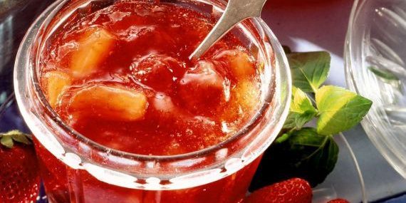 selai strawberry: selai dari stroberi dan aprikot