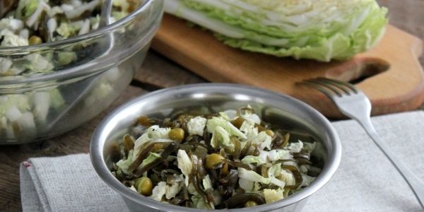 salad sayuran dengan kubis Cina dan kacang polong