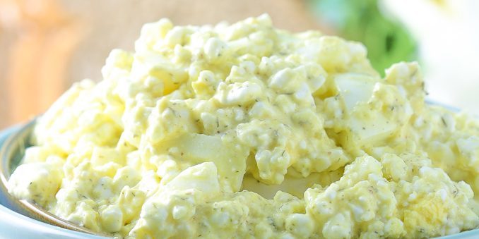 Salad dengan telur dan keju