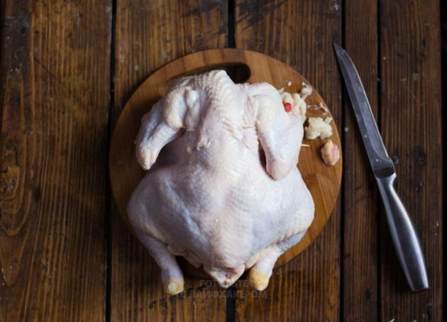 Ayam Oven dengan Lemon: Potong kulit leher yang berlebih
