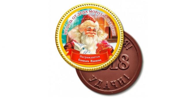 Hadiah untuk Tahun Baru: medali coklat