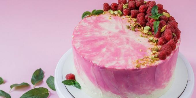 Kue pistachio dengan raspberry