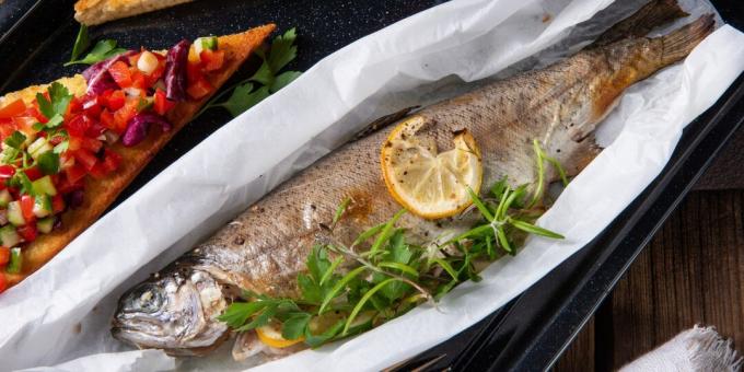 Ikan trout dalam oven dengan bawang putih dan lemon: resep sederhana
