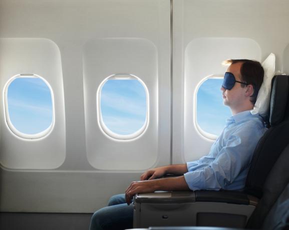 Potret manusia bersantai di pesawat