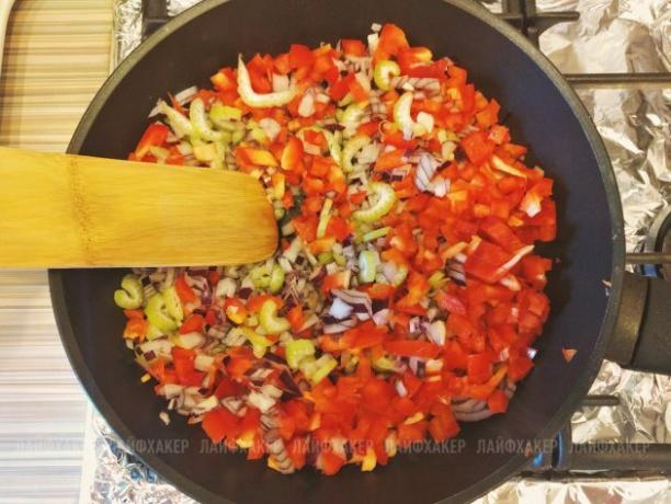 Resep Sloppy Joe Burger: Kirim Seledri Cincang, Bawang, dan Paprika untuk Dimasak