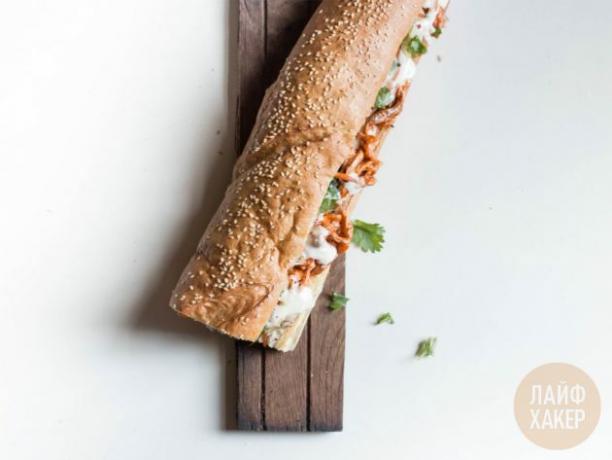 Sandwich ban mi yang sudah jadi dapat dimakan utuh atau dibagi menjadi potongan-potongan kecil