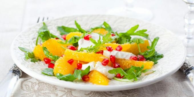 Salad sederhana dengan jeruk dan keju