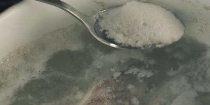 Langkah demi langkah resep untuk borscht: sebelum mendidih, menghapus sampah yang