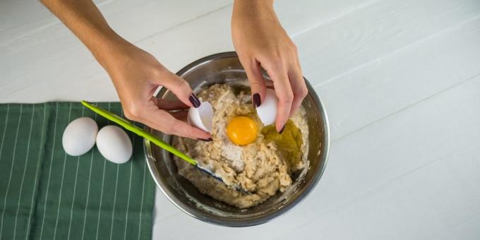 Pecahkan telur dalam mangkuk