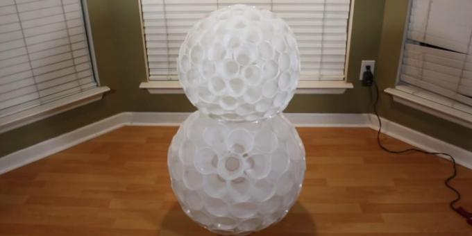 bagaimana membuat manusia salju: connect dua bola