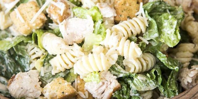 Caesar salad dengan ayam dan pasta