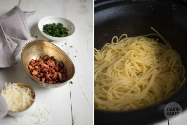 Cara membuat pasta carbonara: tumis bacon dan rebus spageti
