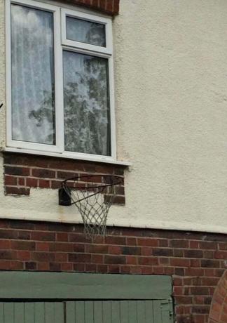 ring basket di bawah jendela