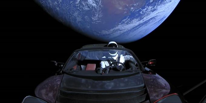 Benda yang tidak biasa di luar angkasa: mobil Tesla