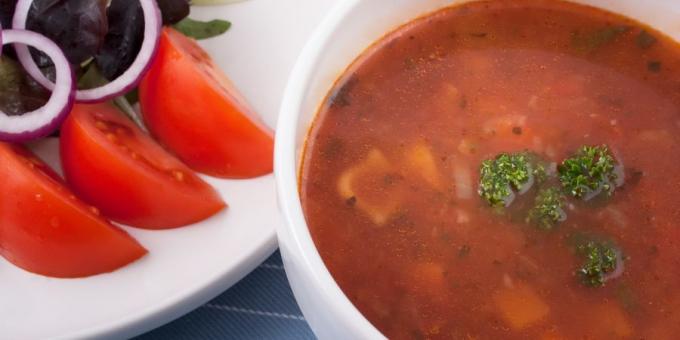 sup sayuran: tomat sup dengan paprika