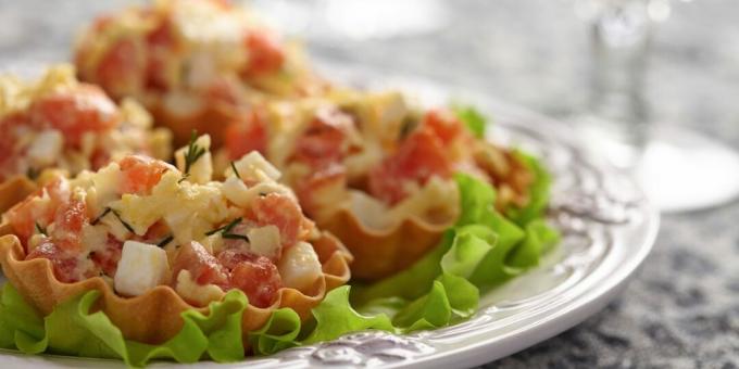 Tartlet dengan ikan merah dan telur