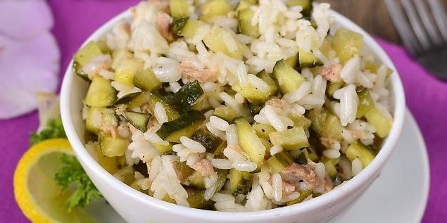Salad dengan nasi, ikan tuna dan acar mentimun