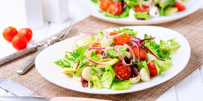 Mozzarella, alpukat, dan salad ceri: resep sederhana