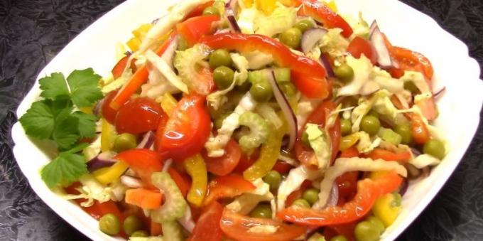 Salad dengan kacang hijau, paprika, seledri dan tomat