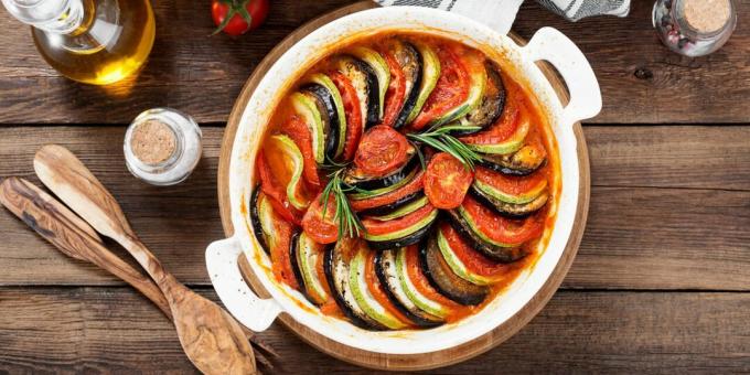 Ratatouille dengan wortel dan saus tomat