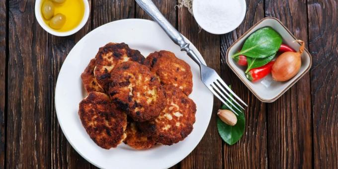 Potongan daging dari tiga jenis daging cincang dengan kubis