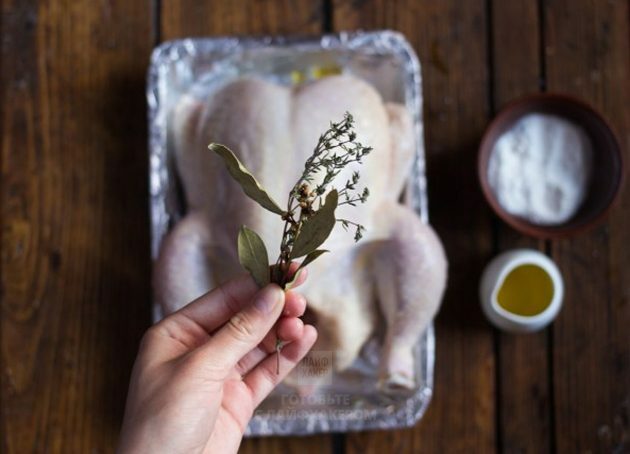 Lemon Oven Chicken: Masukkan thyme dan lavrushka ke dalam ayam
