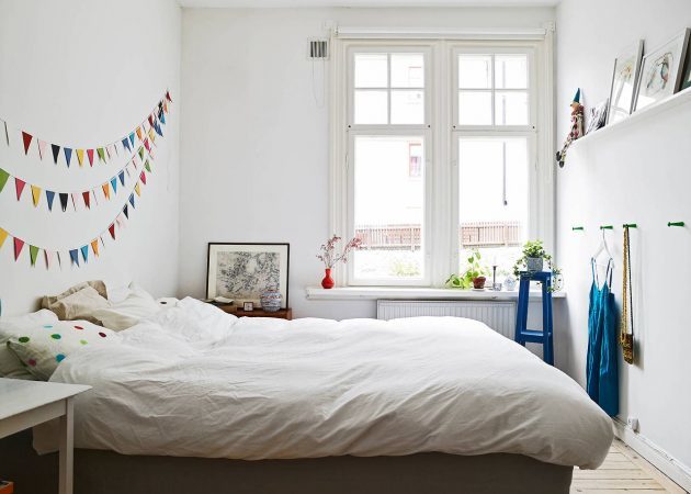 Kecil kamar tidur: kait di dinding