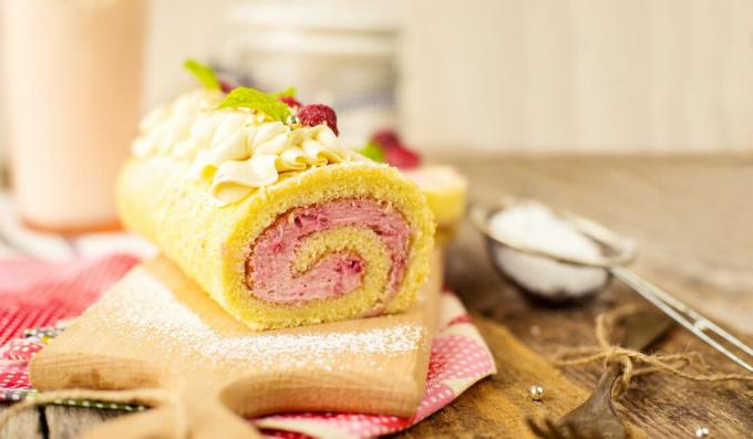 Roti biskuit dengan raspberry