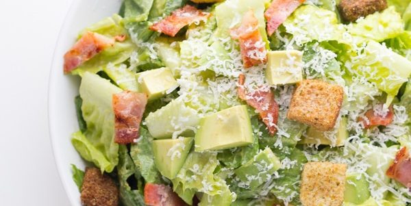 Caesar salad dengan daging dan alpukat