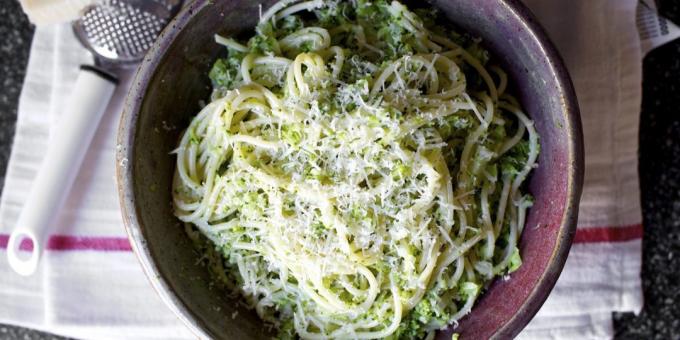 Resep untuk pasta dengan saus pesto dengan brokoli dan Parmesan