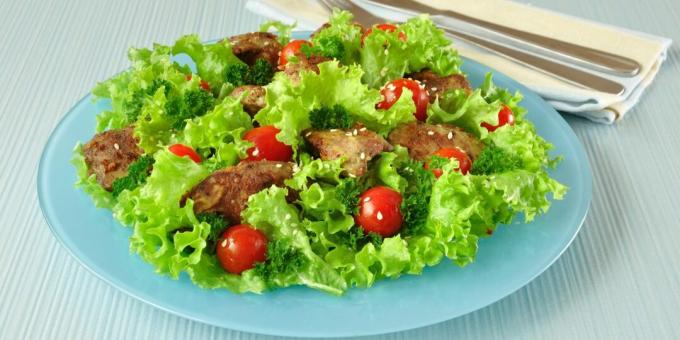 Salad dengan hati ayam, akar seledri dan tomat