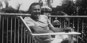 Bahkan datang sukses tak terduga: contoh Ernest Hemingway