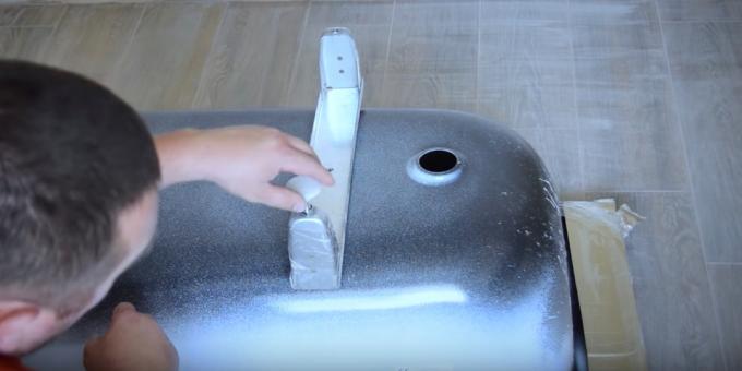 Instalasi mandi: bagaimana untuk me-mount kaki mandi baja