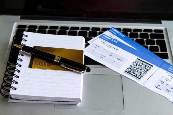 Membeli tiket pesawat on line dengan kartu kredit