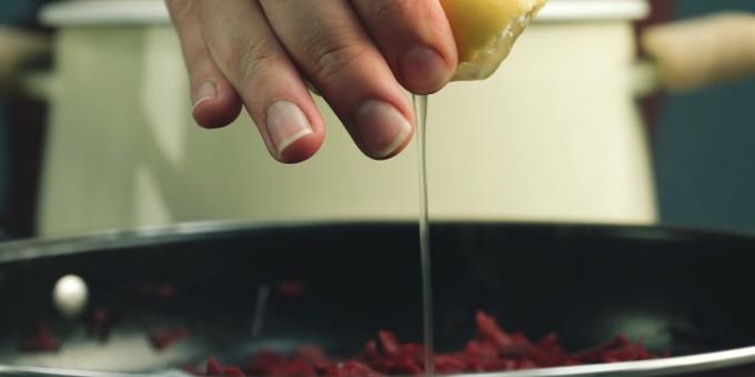 Langkah demi langkah resep untuk borscht: Campurkan bit asam sitrat, cuka atau jus lemon