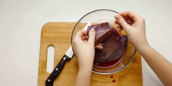 Cara memasak hati babi: lepaskan kertas timah