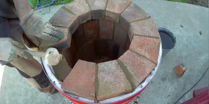 Cara membuat tandoor dengan tangan Anda sendiri: berbaring di atas mortar