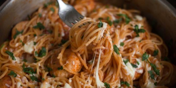 Spaghetti dengan bakso dan saus tomat