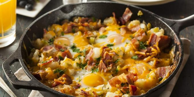 Telur orak-arik dengan bacon, kentang, dan keju