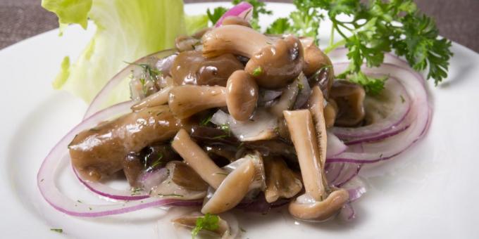 diasinkan jamur dengan bawang putih dan cengkeh