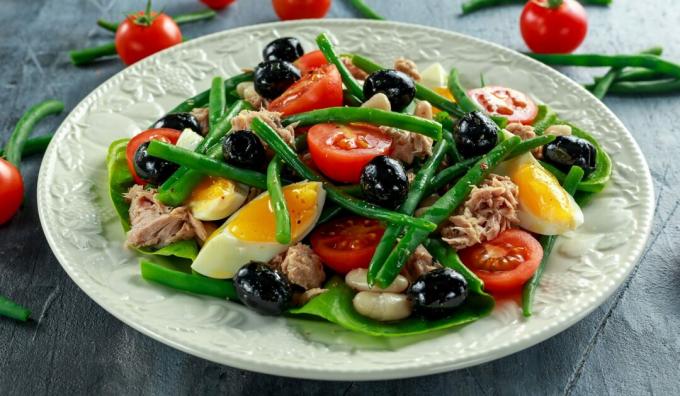 Salad nicoise dengan tuna dan kacang hijau