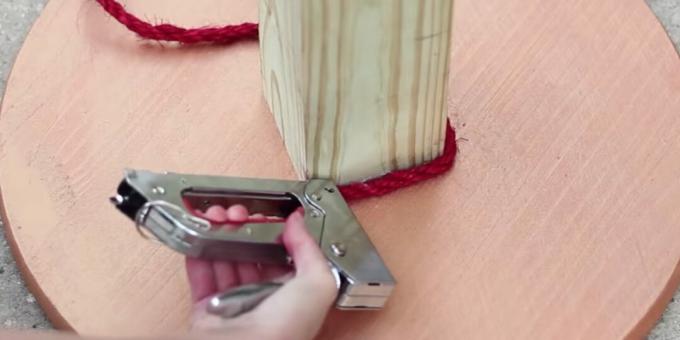 Cara membuat tiang cakaran: pasang tali