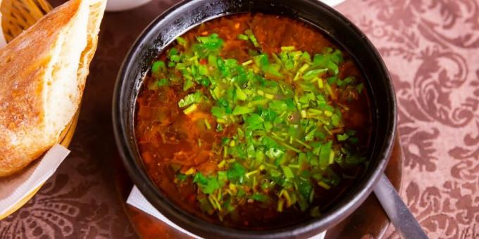 Sup kharcho daging sapi dengan nasi dan tomat