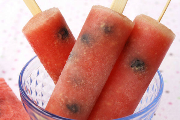 Es krim dengan blueberry, nanas dan semangka