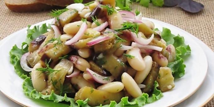 salad ramping dengan terong, kacang-kacangan dan acar bawang